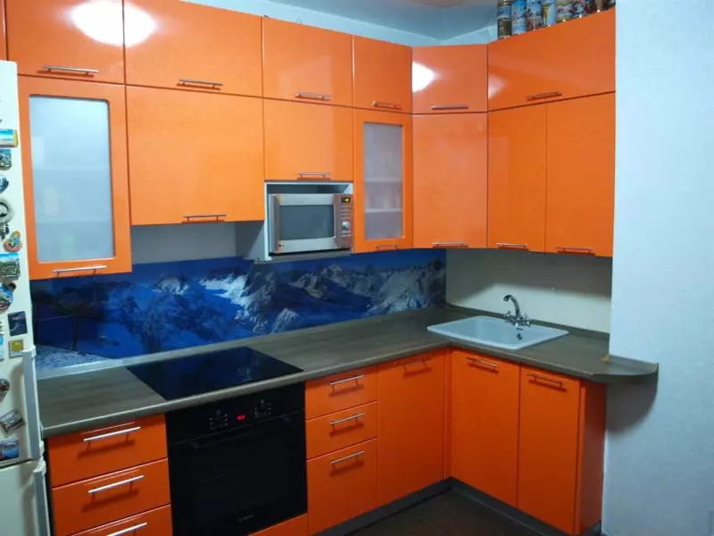 Persiku virtuves (61 fotogrāfijas): nianses virtuves austiņas persiku krāsas interjerā, kombinācija persiku ar citām krāsām, dizaina opcijas 21151_5
