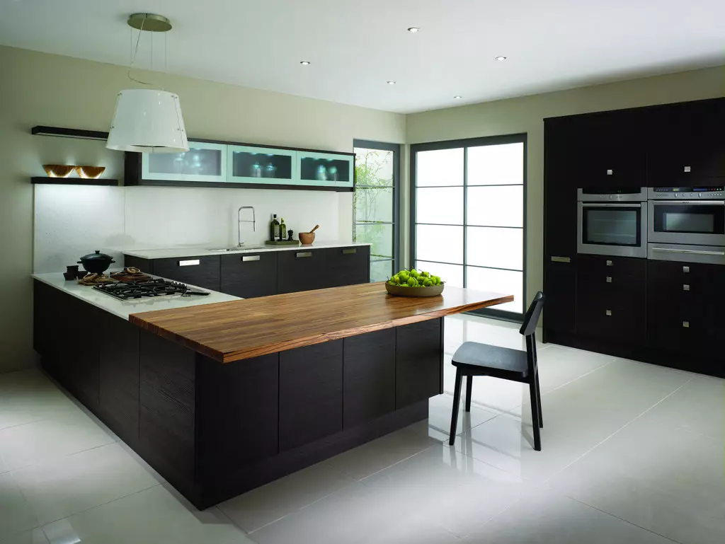 Kitchens Wenge（75张照片）：厨房耳机与白色和米色，室内设计例子与角落厨房的厨房 21154_15