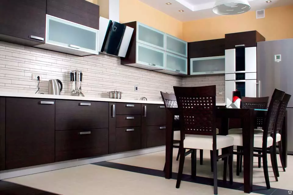 Jikoni Wenge (75 photos): Kitchen kifaa cha kichwa wenge na nyeupe na beige, kubuni mambo ya ndani mifano kwa kona ya jikoni katika Wenge 21154_2