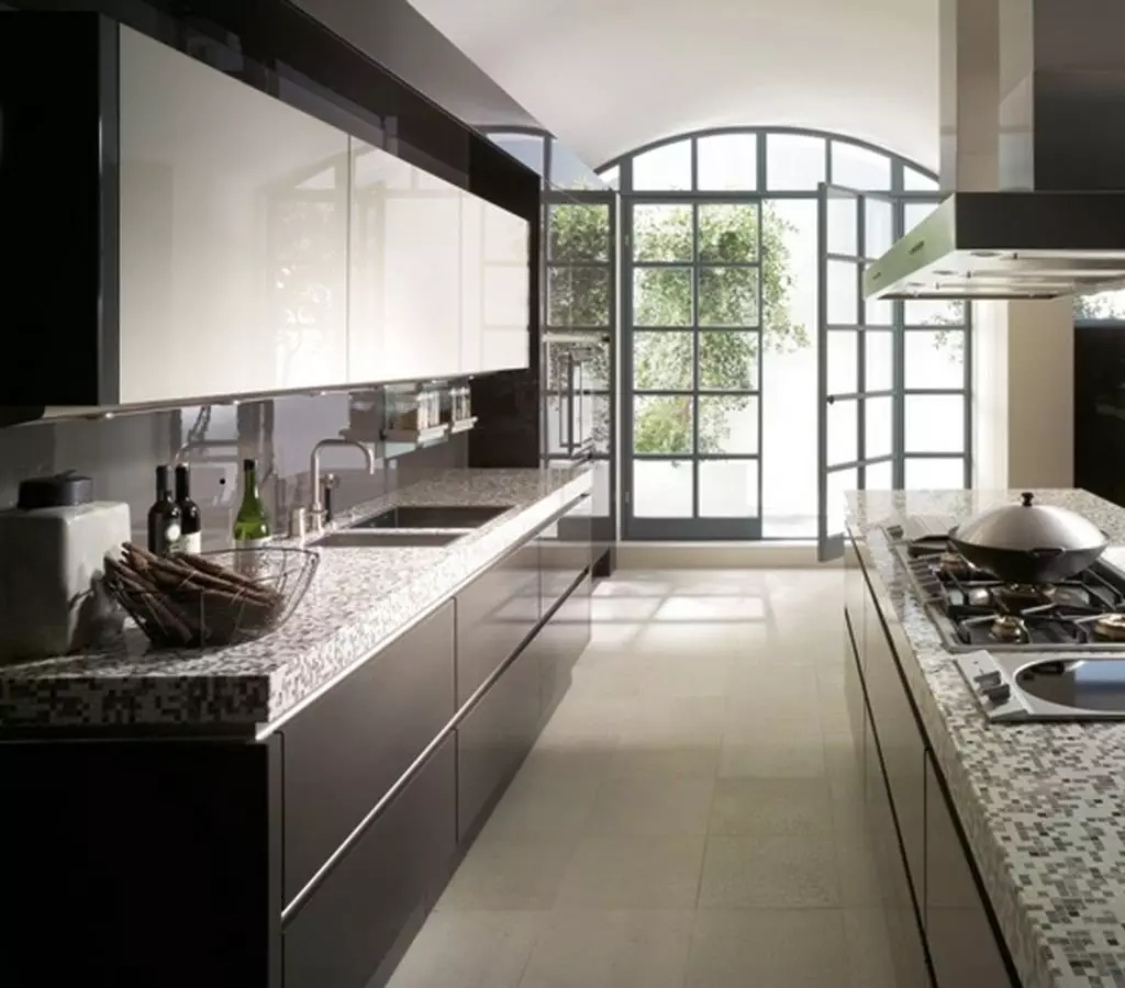 किचन वेन्स (75 फोटो): स्वयंपाकघर हेडसेट पांढरा आणि बेज, इंटीरियर डिझाइन उदाहरणे वॅंगरच्या कोपऱ्याच्या स्वयंपाकघरासह 21154_24