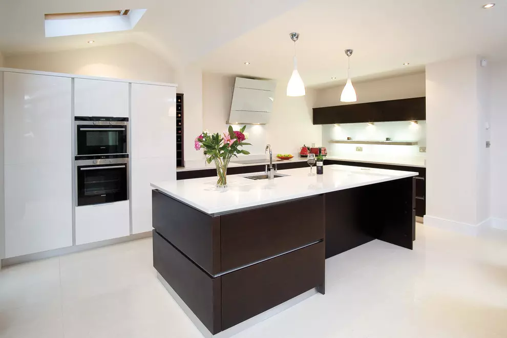 Kitchens Wenge (75 foto): Cuffia da cucina Wenge con bianco e beige, interior design esempi con una cucina angolare in wengé 21154_35
