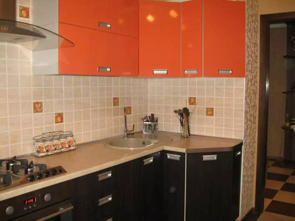 Kitchens Wenge (75 foto): Cuffia da cucina Wenge con bianco e beige, interior design esempi con una cucina angolare in wengé 21154_40