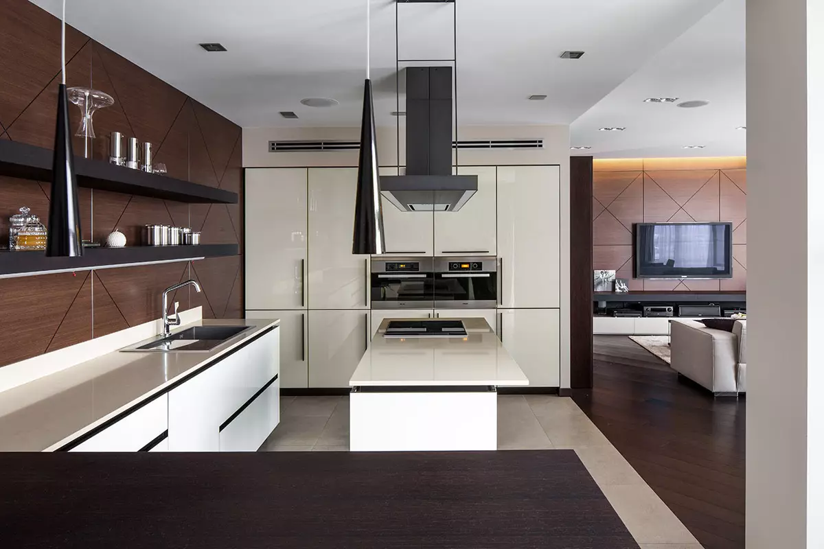 किचन वेन्स (75 फोटो): स्वयंपाकघर हेडसेट पांढरा आणि बेज, इंटीरियर डिझाइन उदाहरणे वॅंगरच्या कोपऱ्याच्या स्वयंपाकघरासह 21154_47