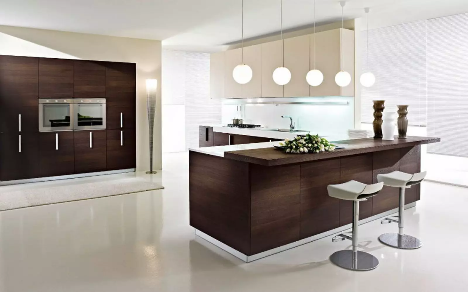 Kitchens Wenge (75 foto): Cuffia da cucina Wenge con bianco e beige, interior design esempi con una cucina angolare in wengé 21154_50