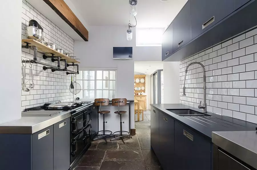 Loft Style Kitchen (99 fotos): cuina de cantonada situada en disseny d'interiors, cuina blanca i grisa, cuines modulars a l'apartament, cortines i aranyes adequades 21160_65