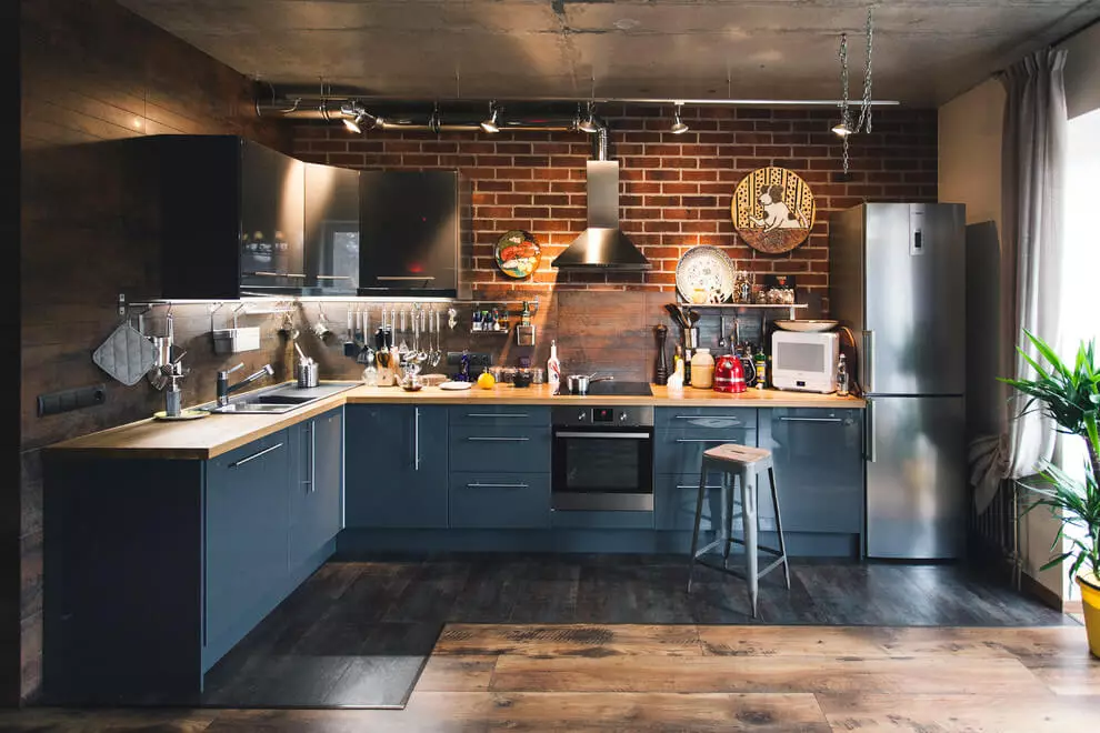 लॉफ्ट शैली स्वयंपाकघर (99 फोटो): अंतर्गत डिझाइन, पांढरा आणि राखाडी स्वयंपाकघर, अपार्टमेंटमध्ये मॉड्यूलर किचन, योग्य पडदे आणि चंदेलियर 21160_67