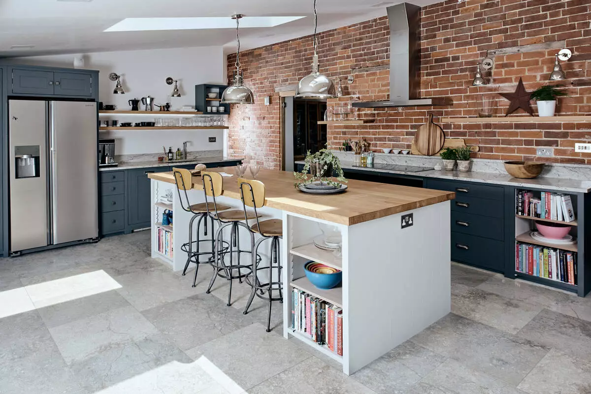 लॉफ्ट शैली स्वयंपाकघर (99 फोटो): अंतर्गत डिझाइन, पांढरा आणि राखाडी स्वयंपाकघर, अपार्टमेंटमध्ये मॉड्यूलर किचन, योग्य पडदे आणि चंदेलियर 21160_90