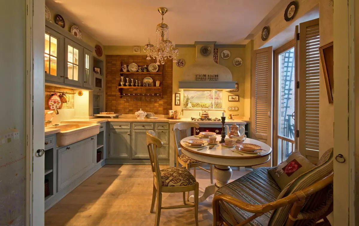 Provence'i köök (130 fotot): valge köögi sisekujundus, köögi peakomplekt oliivi stiilis. Kuidas korraldada seinad? Kuidas kaunistada ruumi lillede ja maalidega? 21162_100