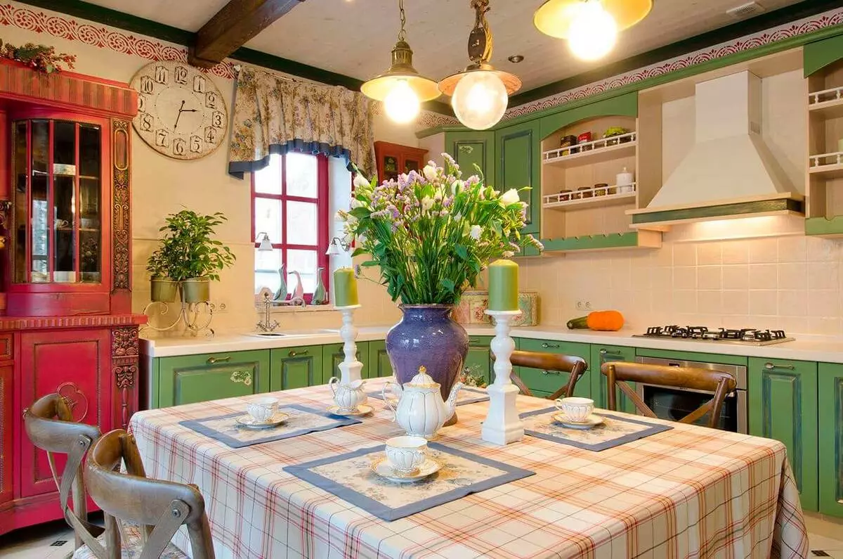 Provansu virtuve (130 fotogrāfijas): balta virtuves interjera dizains, virtuves austiņas olīvu stilā. Kā sakārtot sienas? Kā izrotāt istabu ar ziediem un gleznām? 21162_103