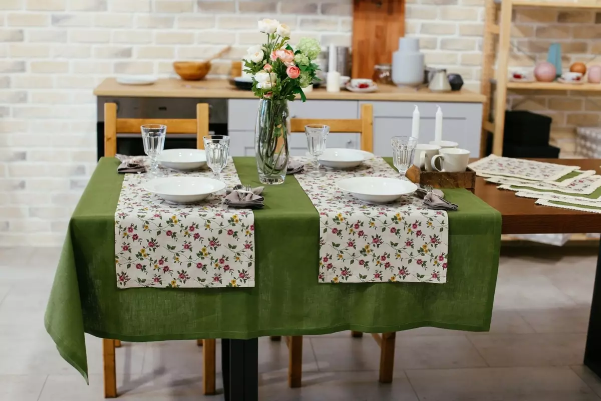 Kuchnia Prowansja (130 zdjęć): White Kitchen Projektowanie wnętrz, zestaw słuchawkowy w stylu oliwnym. Jak zorganizować ściany? Jak ozdobić pokój z kwiatami i obrazami? 21162_108