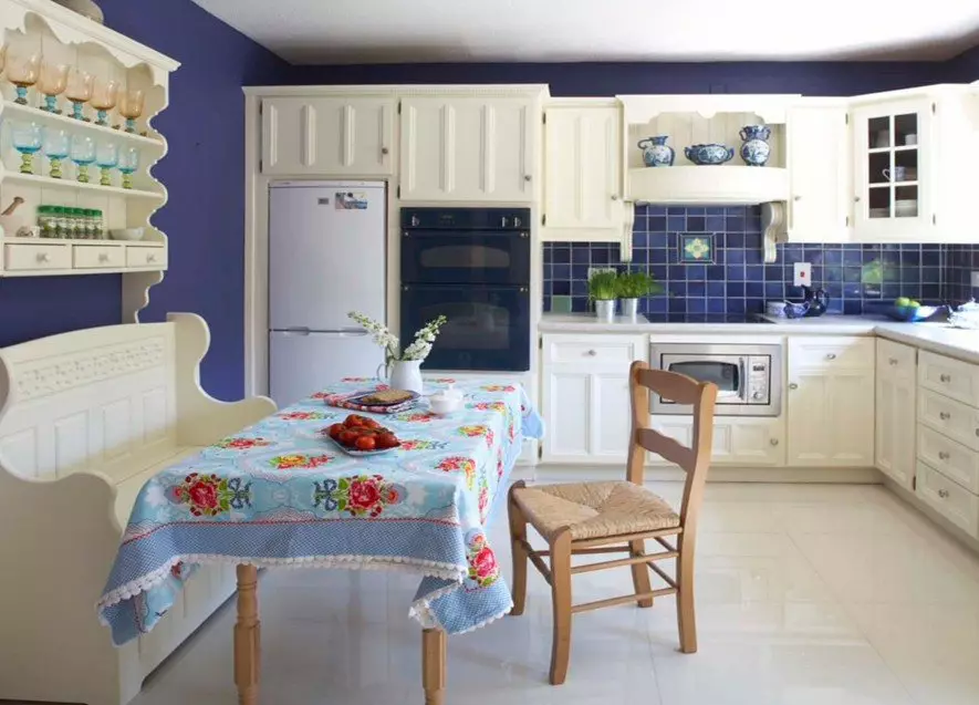 Provence Kitchen (130 bilder): Hvit kjøkken interiørdesign, kjøkkenhodesett i oliven stil. Hvordan ordne veggene? Hvordan dekorere rommet med blomster og malerier? 21162_109