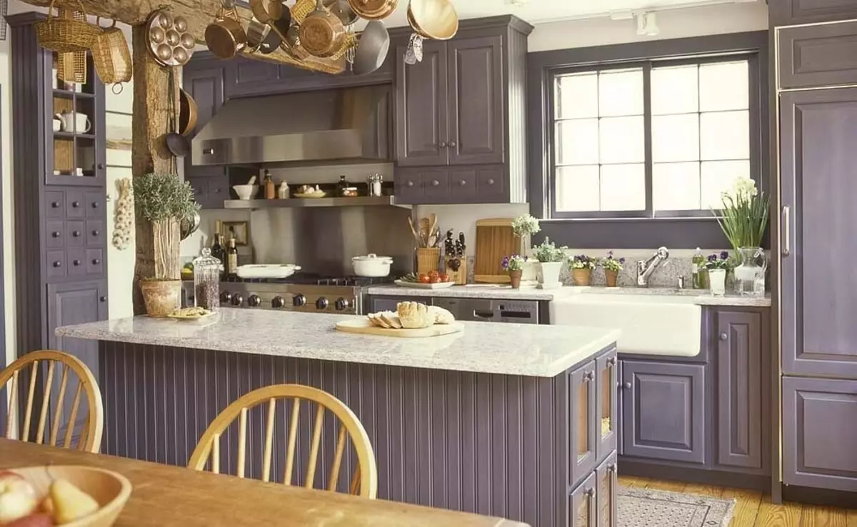 Provence Kitchen (130 fotoğraf): Beyaz mutfak iç tasarım, zeytin tarzında mutfak kulaklık. Duvarları nasıl düzenlenir? Odayı çiçekler ve resimlerle süslemek nasıl? 21162_12