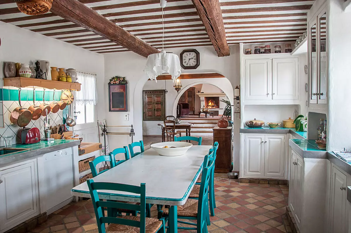 Provence cozinha (130 fotos): design de interiores cozinha branco, fone de ouvido de cozinha em estilo de oliveira. Como organizar as paredes? Como decorar a sala com flores e pinturas? 21162_19
