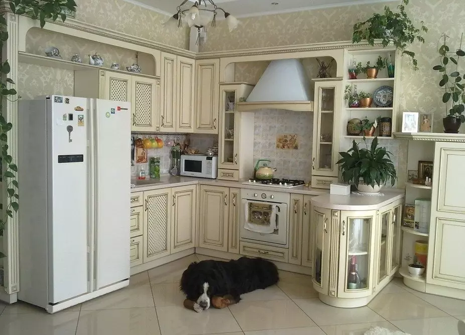 Provence kuchyně (130 fotografií): bílá kuchyně interiérový design, kuchyň sluchátka v olivovém stylu. Jak uspořádat zdi? Jak ozdobit místnost s květinami a obrazy? 21162_21