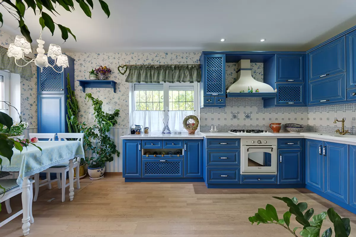 Provence cozinha (130 fotos): design de interiores cozinha branco, fone de ouvido de cozinha em estilo de oliveira. Como organizar as paredes? Como decorar a sala com flores e pinturas? 21162_28