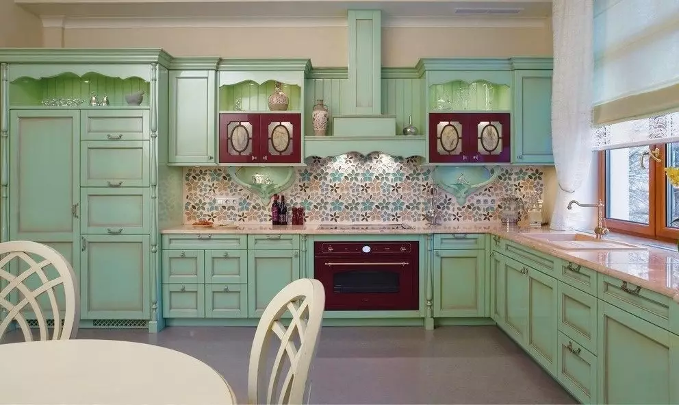 Cocina de Provence (130 fotos): Deseño de interiores de cociña branca, auriculares de cociña en estilo de oliva. Como organizar as paredes? Como decorar a sala con flores e pinturas? 21162_32
