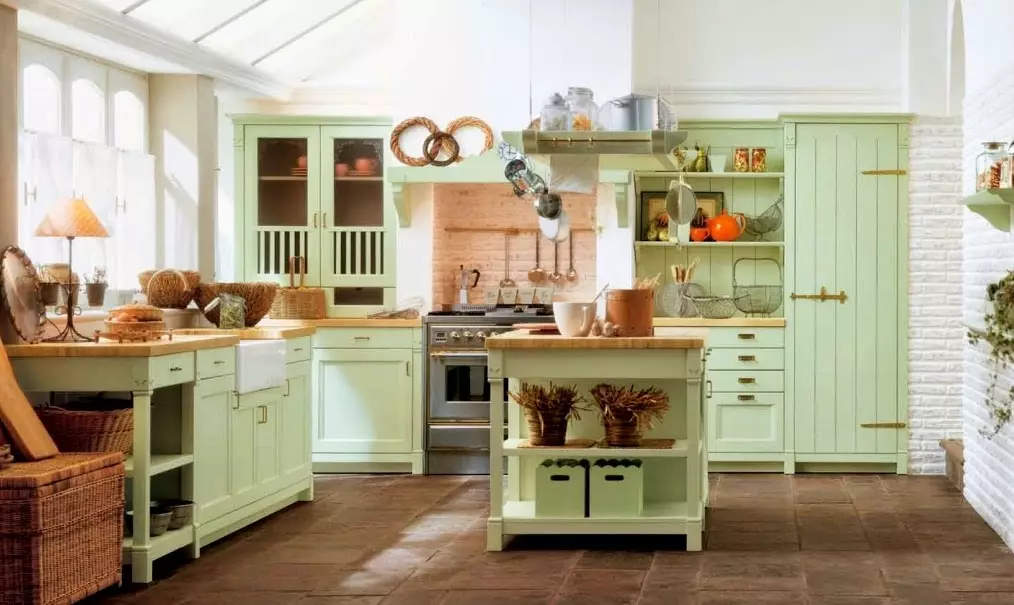Cocina Provence (130 fotos): diseño interior de cocina blanca, auriculares de cocina en estilo de olivo. ¿Cómo arreglar las paredes? ¿Cómo decorar la habitación con flores y pinturas? 21162_33