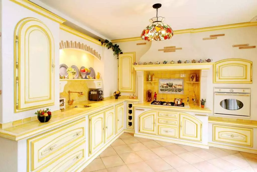 Provence Kuzhina (130 foto): Dizajni i brendshëm i kuzhinës së bardhë, kufje kuzhine në stilin e ullirit. Si të organizoni muret? Si të dekoroni dhomën me lule dhe piktura? 21162_40