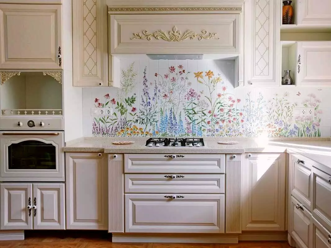 Dapur Provence (130 foto): Reka bentuk dalaman dapur putih, alat dengar dapur dalam gaya zaitun. Bagaimana untuk mengatur dinding? Bagaimana untuk menghiasi bilik dengan bunga dan lukisan? 21162_52