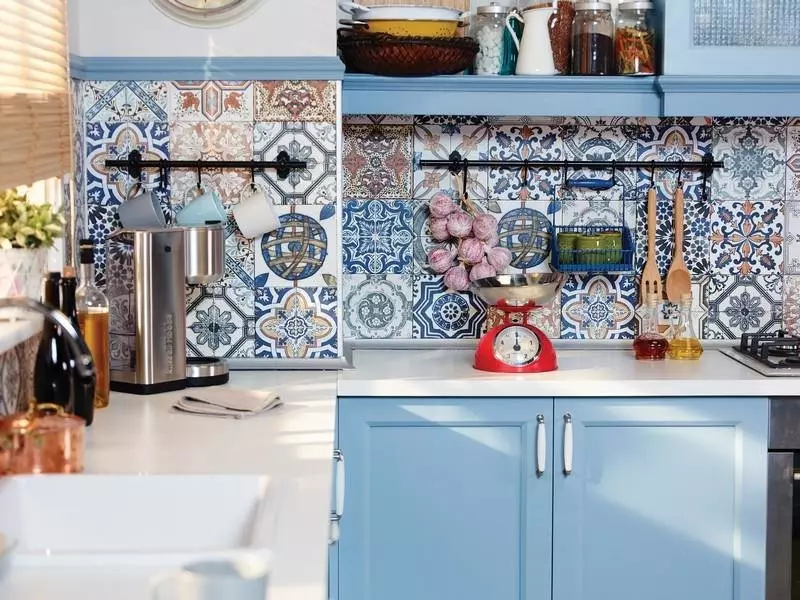 Provence Küche (130 Fotos): Weiße Küche Interior Design, Küchenhopset im Olivenstil. Wie arrangiere ich die Wände? Wie dekorieren Sie den Raum mit Blumen und Gemälden? 21162_57