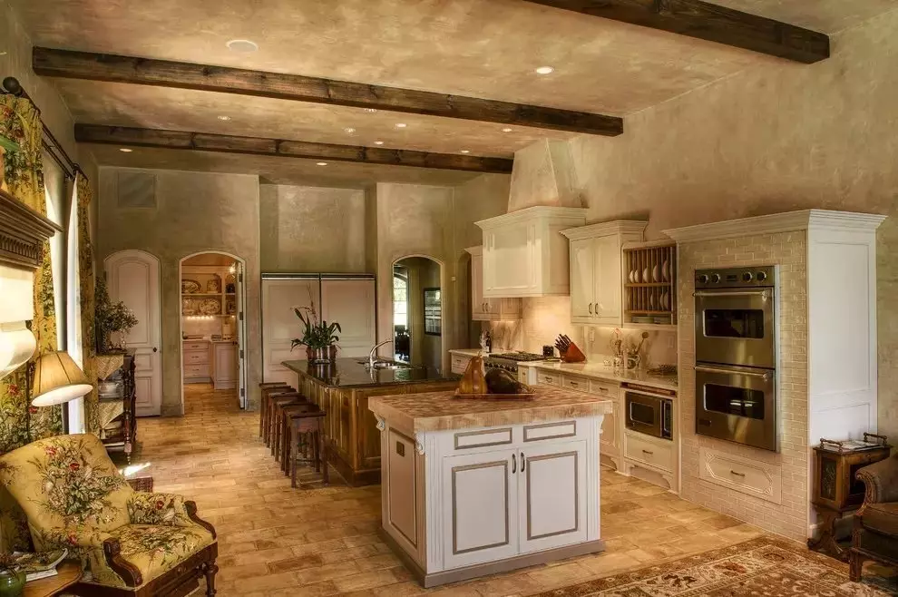 Provence Küche (130 Fotos): Weiße Küche Interior Design, Küchenhopset im Olivenstil. Wie arrangiere ich die Wände? Wie dekorieren Sie den Raum mit Blumen und Gemälden? 21162_59