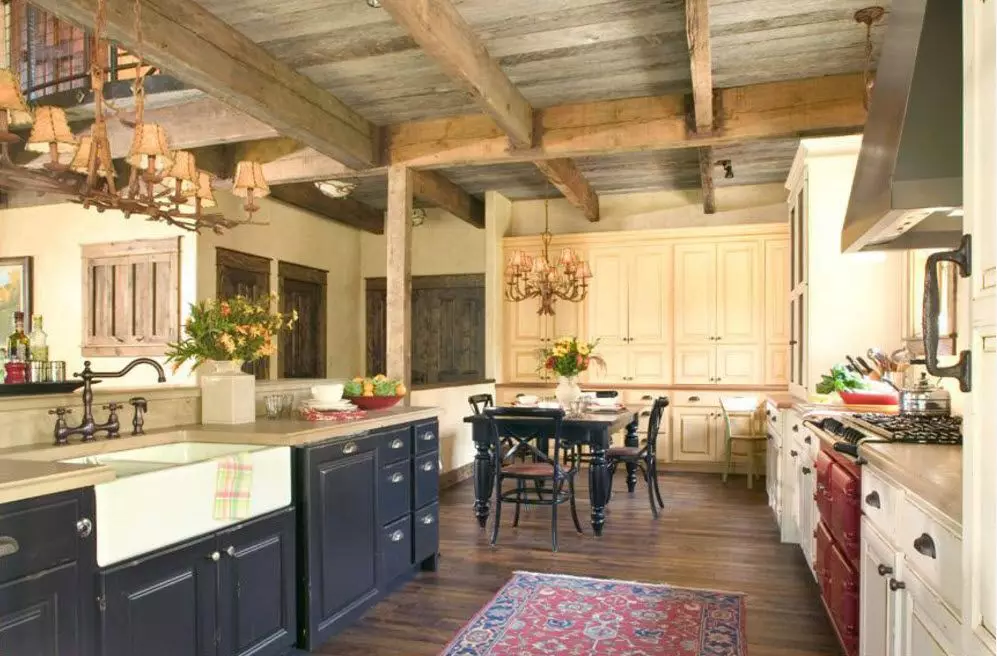 Provence Keittiö (130 kuvaa): Valkoinen keittiö sisustus, keittiön kuulokkeet oliivityylillä. Kuinka järjestää seinät? Kuinka koristella huone kukkia ja maalauksia? 21162_68