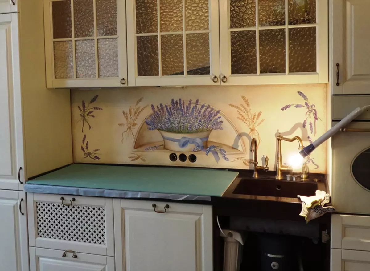 Provence Kuhinja (130 slike): Bijela kuhinja dizajn interijera, kuhinje slušalice u maslinovom stilu. Kako urediti zidove? Kako ukrasiti sobu sa cvijećem i slike? 21162_76