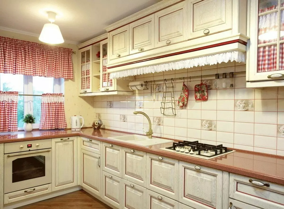 Dapur Provence (130 foto): Reka bentuk dalaman dapur putih, alat dengar dapur dalam gaya zaitun. Bagaimana untuk mengatur dinding? Bagaimana untuk menghiasi bilik dengan bunga dan lukisan? 21162_8