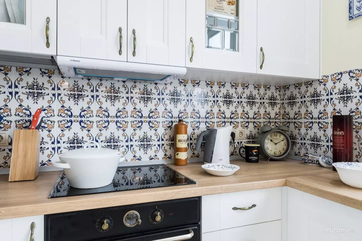 Cocina Provence (130 fotos): diseño interior de cocina blanca, auriculares de cocina en estilo de olivo. ¿Cómo arreglar las paredes? ¿Cómo decorar la habitación con flores y pinturas? 21162_83