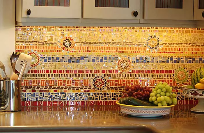 Kuchnia Prowansja (130 zdjęć): White Kitchen Projektowanie wnętrz, zestaw słuchawkowy w stylu oliwnym. Jak zorganizować ściany? Jak ozdobić pokój z kwiatami i obrazami? 21162_84