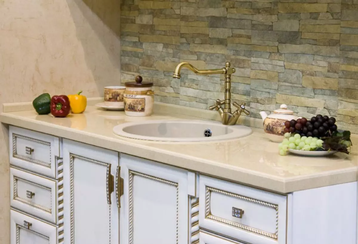 普罗旺斯厨房（130张照片）：白色厨房室内设计，橄榄色的厨房耳机。如何安排墙壁？如何用鲜花和绘画装饰房间？ 21162_86