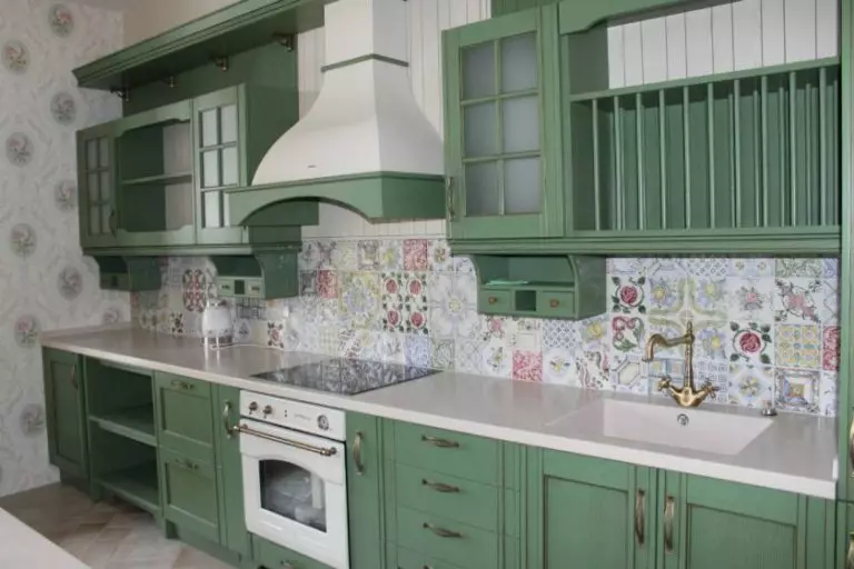 Provence Cuina (130 fotos): Disseny interior de la cuina blanca, auriculars cuina en l'estil d'oliva. La forma d'organitzar les parets? Com decorar l'habitació amb flors i quadres? 21162_91