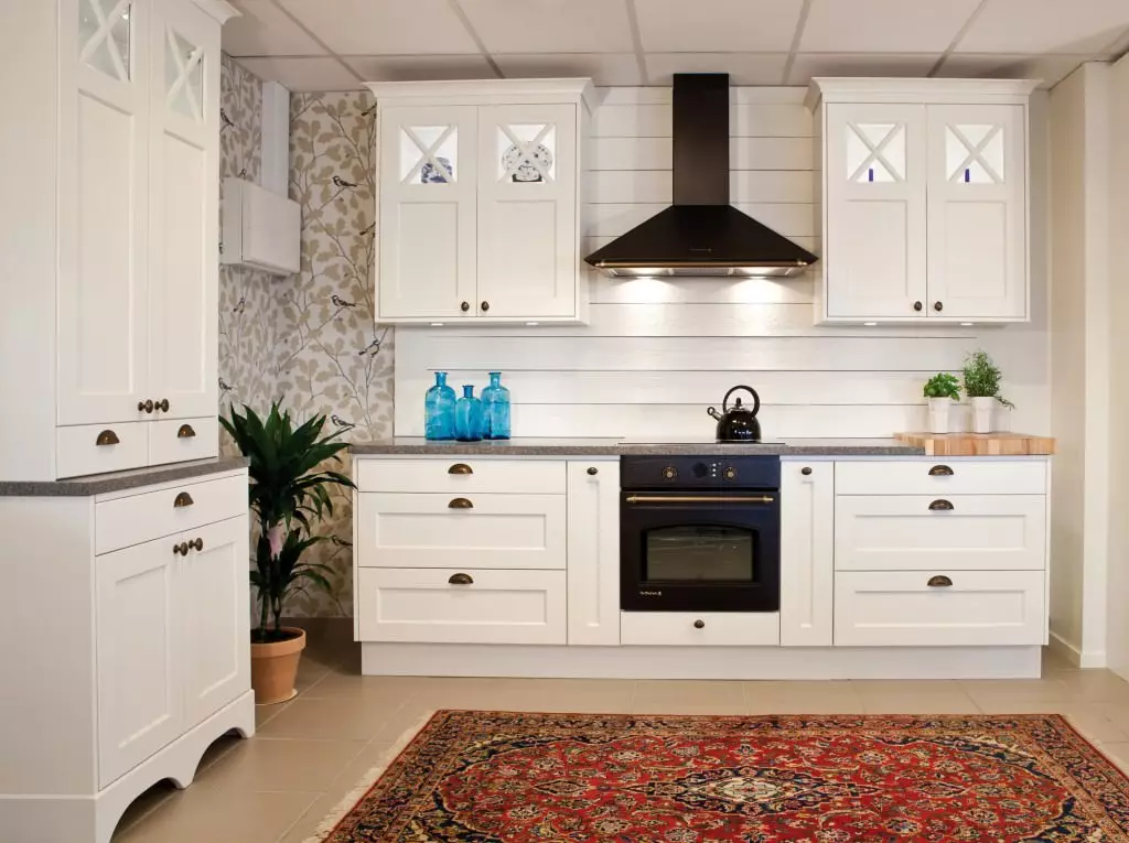 بروفينس كيتشن (130 صورة / صور): التصميم الداخلي المطبخ الأبيض، سماعة المطبخ في أسلوب الزيتون. كيفية ترتيب الجدران؟ كيفية تزيين الغرفة مع الزهور واللوحات؟ 21162_92
