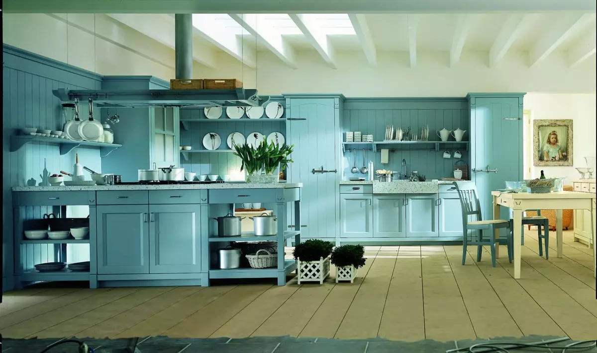 Кухиња Провенце (130 фотографија): Дизајн ентеријера белих кухиња, кухињске слушалице у стилу маслина. Како договорити зидове? Како украсити собу са цвећем и сликама? 21162_93