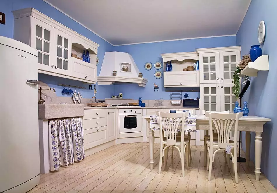 Kuchnia Prowansja (130 zdjęć): White Kitchen Projektowanie wnętrz, zestaw słuchawkowy w stylu oliwnym. Jak zorganizować ściany? Jak ozdobić pokój z kwiatami i obrazami? 21162_94