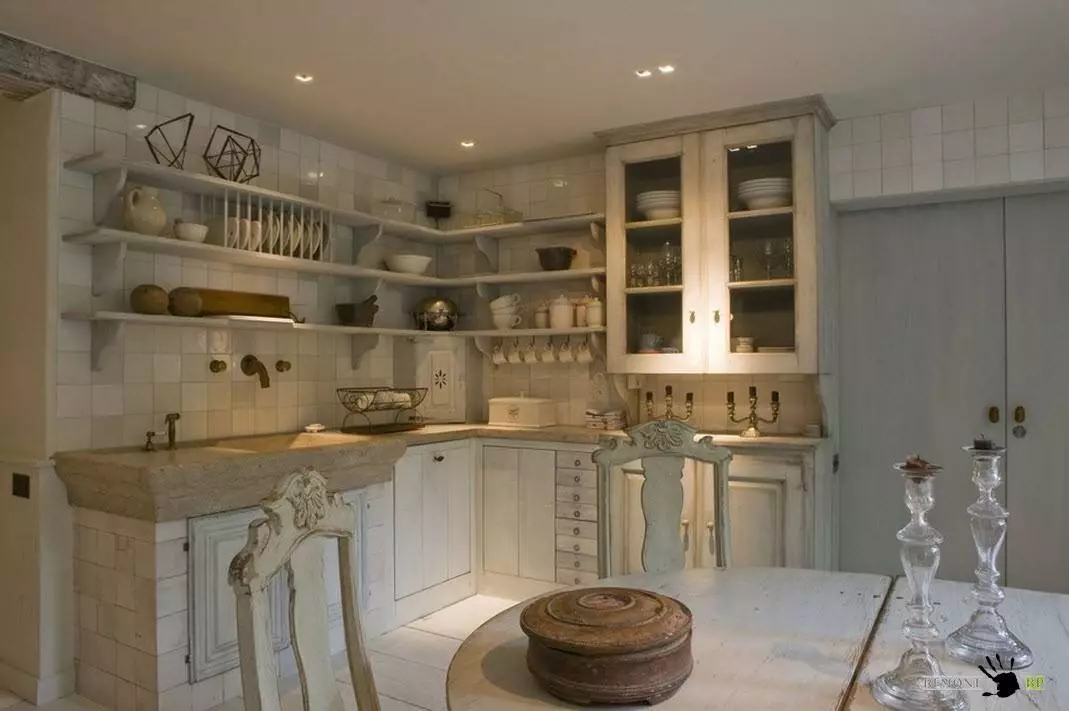 Кухиња Провенце (130 фотографија): Дизајн ентеријера белих кухиња, кухињске слушалице у стилу маслина. Како договорити зидове? Како украсити собу са цвећем и сликама? 21162_95
