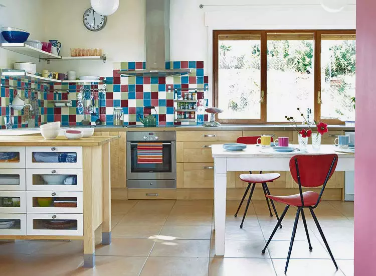 रेट्रो शैली स्वयंपाकघर (55 फोटो): रेट्रो शैली अंतर्गत, आधुनिक डिझाइन पर्यायांमध्ये किचन हेडसेट्स आणि पडदे 21165_20