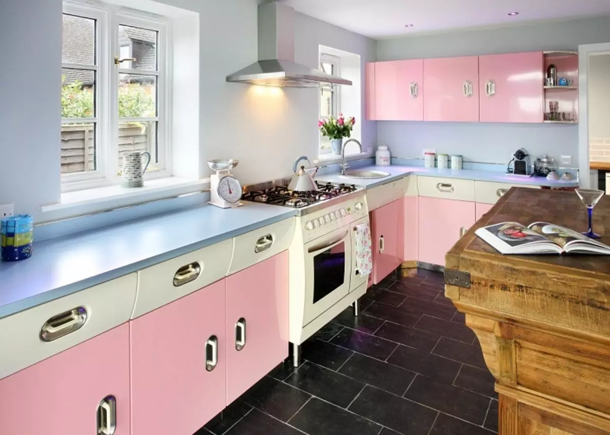 Retro stiliaus virtuvė (55 nuotraukos): virtuvės ausinės ir užuolaidos retro stiliaus interjere, modernūs dizaino parinktys 21165_28
