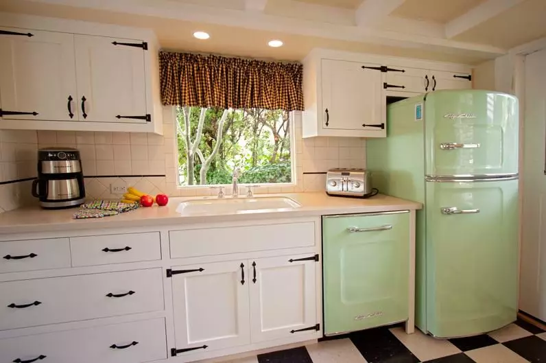 Кухня в стилі ретро (55 фото): кухонні гарнітури і штори в інтер'єр в стилі ретро, ​​варіанти сучасного дизайну 21165_3