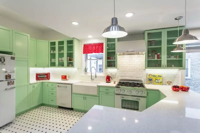 Retro styl kuchyně (55 fotografií): kuchyně sluchátka a záclony v retro stylu interiéru, moderní konstrukční možnosti 21165_48
