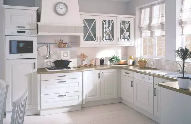Lille køkkener i stil med Provence (60 billeder): Design af hjørne og direkte køkkener i det indre af 