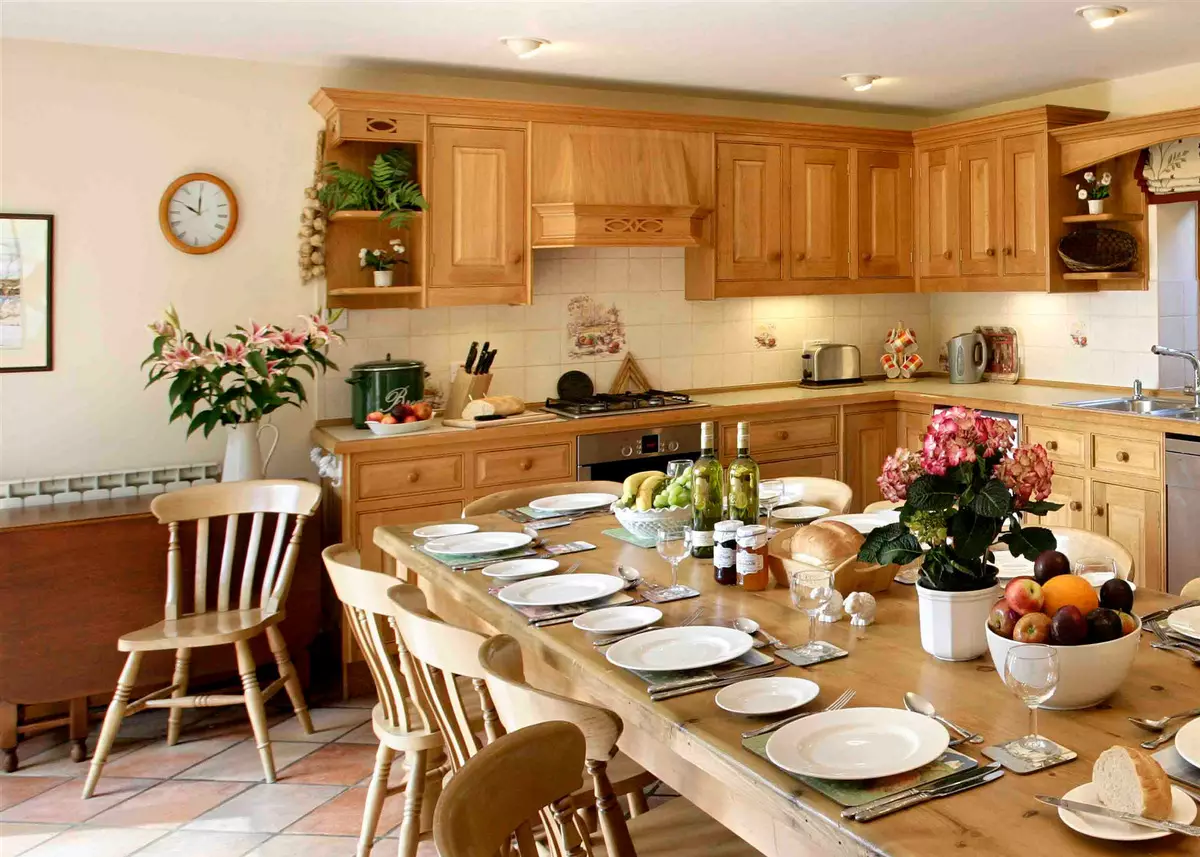 Kuchnia w stylu angielskim (68 zdjęć): Projektowanie wnętrz w angielskim stylu klasycznym, stylowe zasłony do salonu kuchennego 21167_33