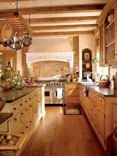 Κουζίνες Ιταλικού τύπου (63 φωτογραφίες): Μικρές επιλογές σχεδίασης μαγειρικών σκευών για κουζίνες-σαλόνια, εσωτερικά παραδείγματα 21172_17