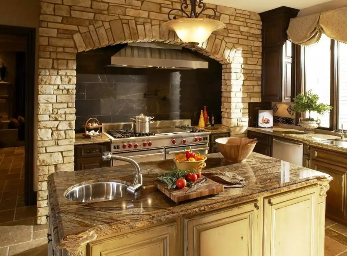 Кухні в італійському стилі (63 фото): варіанти дизайну маленьких кухонь для кухонь-віталень, приклади інтер'єрів 21172_22