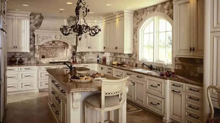 Кухні в італійському стилі (63 фото): варіанти дизайну маленьких кухонь для кухонь-віталень, приклади інтер'єрів 21172_26