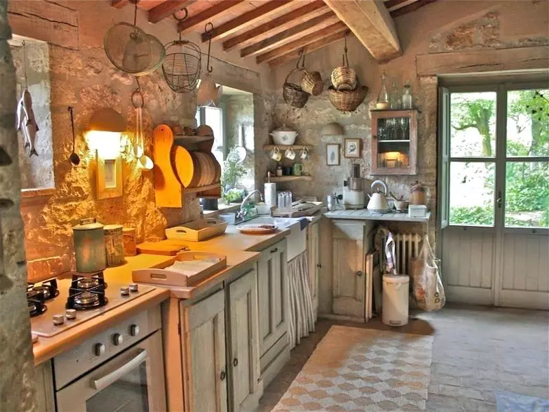 Кухні в італійському стилі (63 фото): варіанти дизайну маленьких кухонь для кухонь-віталень, приклади інтер'єрів 21172_33