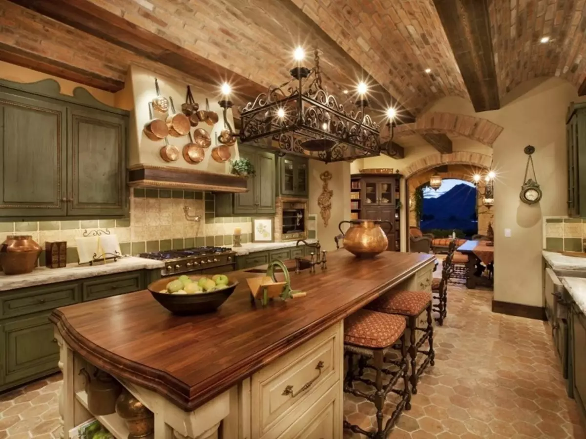 Кухні в італійському стилі (63 фото): варіанти дизайну маленьких кухонь для кухонь-віталень, приклади інтер'єрів 21172_61