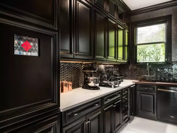 Црна кујна (100 фотографии): Црна кадифена кујна поставена со дрво во дизајнот на ентериер, мат и сјајна кујна во сива црна боја, дизајн на црн ѕид 21175_11