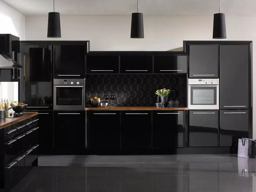 Black Kitchen (100 Foto): Dapur Velvet Hitam Set dengan kayu dalam reka bentuk dalaman, matte dan dapur berkilat dalam warna-warna hitam, reka bentuk dinding hitam 21175_12