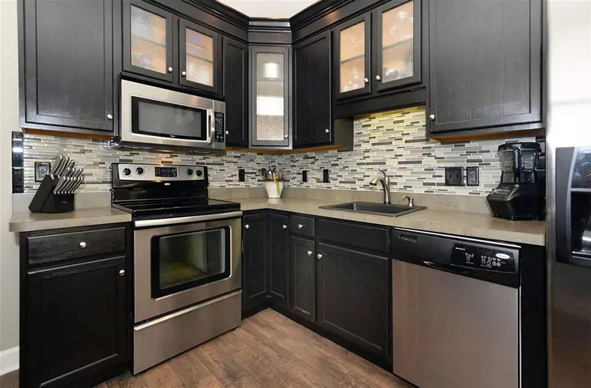 Svart kjøkken (100 bilder): svart fløyel kjøkken sett med tre i interiør, matt og glanset kjøkken i grå-svart farger, svart vegg design 21175_17